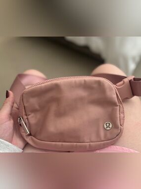 lululemon athletica Dusty Rose everywhere belt bag 1L